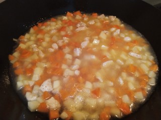 10、土豆鸡肉豆腐咖喱,倒入刚好可以淹没食材的清水