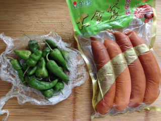 1、青椒炒香肠,食材如图，所示示意。