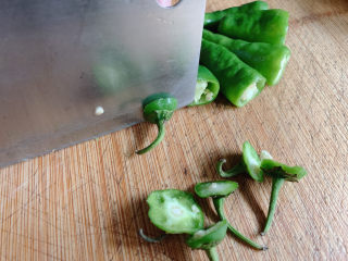 2、青椒炒香肠,小青椒去蒂。