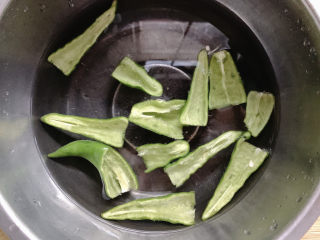 4、青椒炒香肠,泡水洗净备用。