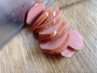 5、青椒炒香肠,因为是一人份，我只用了半根香肠～将其斜切成薄片。