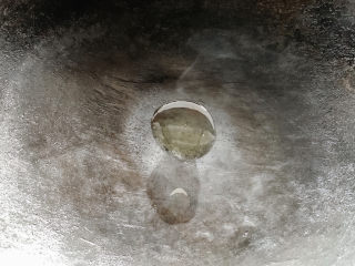 6、青椒炒香肠,火烧热油。