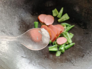 9、青椒炒香肠,加少许盐调味，翻炒均匀出锅。