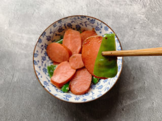 11、青椒炒香肠,以前学校食堂打菜，经常看到这样的组合～