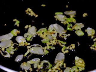 6、超下饭之红三剁,另起油锅，先放葱姜蒜末炒出香味。