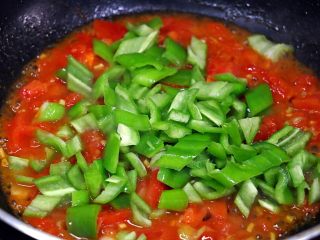 9、超下饭之红三剁,然后放尖椒。