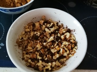 2、宫廷桃酥,核桃仁切碎 放入微波炉焙1分20秒 增加酥脆感和香气