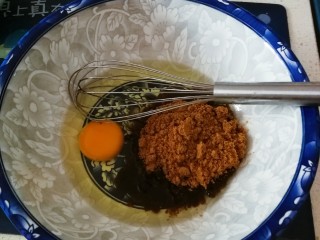 3、宫廷桃酥,取一大碗 放入红糖 鸡蛋