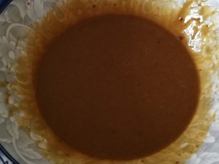 4、宫廷桃酥,用手动打蛋器搅打均匀细腻