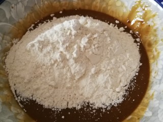 5、宫廷桃酥,放入面粉