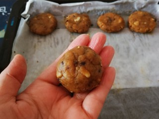 9、宫廷桃酥,分成小剂子 每个小剂子整形成小球状