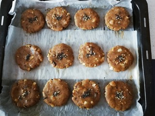 11、宫廷桃酥,依次全部做好 放到烤盘上 另一个鸡蛋打散 刷一层鸡蛋液 撒上芝麻