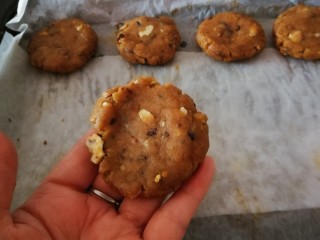 10、宫廷桃酥,按扁形成小饼