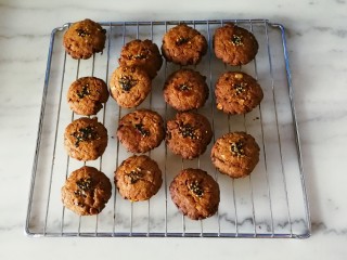 13、宫廷桃酥,时间到了 取出放到烤网上凉凉