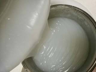 7、豌豆凉粉,成熟的粉浆倒入凉开水或矿泉水涮过的容器內，轻微晃一下让表面平整