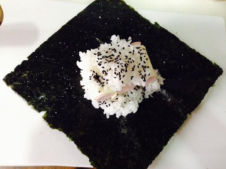 2、日式饭团,最上面再铺上一层饭(饭量建议少一点比较好包)