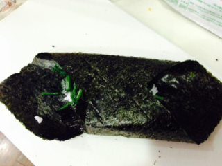 3、日式饭团,按照图片片从四角的地方用海苔把饭团包起來
