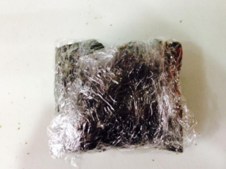 4、日式饭团,最后外面包上一层保鲜膜把饭团固定住