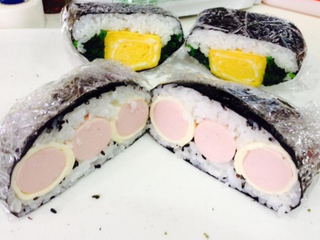 5、日式饭团,再从中间的地方切开, 记得断片的方向, 另外刀子沾一点水比较好切