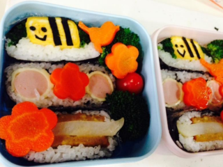 6、日式饭团,最后可以发挥您的想像力装饰一下餐盒, 这个饭团的内容和设计是很自由的, 只要抓好包与切的技巧即可