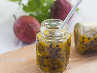 7、百香果酱,百香果非常酸，加糖熬煮后，酸度有所减轻，用它拌蔬菜沙拉非常好吃，单纯抹面包还是很酸，不建议直接吃，可以冲水喝，可以做蛋糕、面包、慕斯、甜品等等。