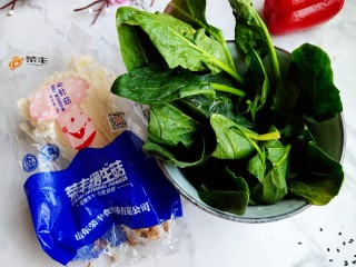1、清炒时蔬,菠菜摘洗干净备用，准备好金针菇一份