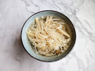 3、清炒时蔬,捞出拔凉备用