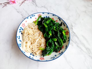 6、清炒时蔬,两者拔凉后沥干水分装盘备用