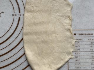 6、老式面包,取一面团，擀开