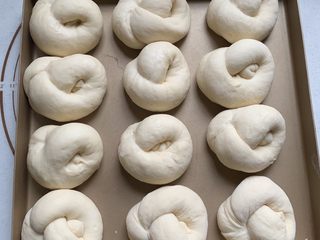 8、老式面包,摆盘发酵至1.5倍大小就可以了，烤箱预热180度