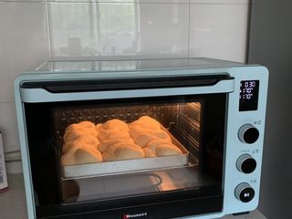 9、老式面包,上下火170度，中层，烤30分钟左右。上色了要加盖锡纸哦！