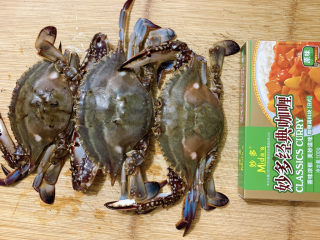 1、咖喱梭子蟹,主要食材如图所示示意。梭子蟹三只、咖喱块适量。