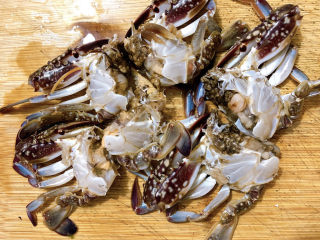 4、咖喱梭子蟹,将梭子蟹对半切开。