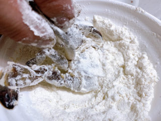 5、咖喱梭子蟹,裹上一层面粉或者是淀粉都可以。