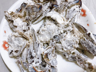 6、咖喱梭子蟹,均匀的将每个部位都裹上后备用。