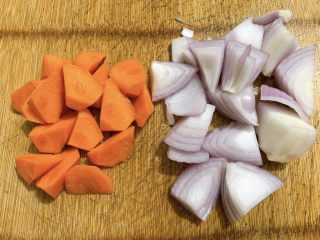 7、咖喱梭子蟹,将胡萝卜、洋葱切成块。