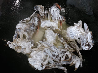 8、咖喱梭子蟹,锅中烧热油,七八成热的时候,将梭子蟹块放入其中。