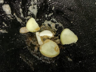 11、咖喱梭子蟹,加入蒜瓣和姜片爆炒出香味~