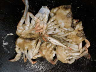 9、咖喱梭子蟹,煎炸至两面金黄后出锅备用。