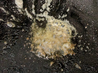 10、咖喱梭子蟹,煎炸后剩下来的油不要倒掉,里面还夹杂着梭子蟹的蟹膏,所以呈现出类似“金沙”的模样