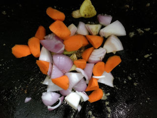 12、咖喱梭子蟹,加入胡萝卜和洋葱翻炒均匀