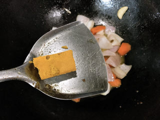 13、咖喱梭子蟹,加入咖喱块,选用的这块咖喱块味道基本都调试好了,所以不用再过多的调味