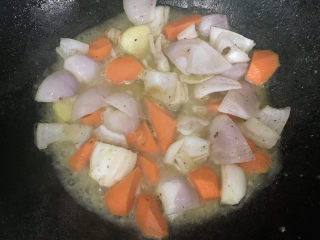 14、咖喱梭子蟹,加适量清水,将蔬菜先煮软。