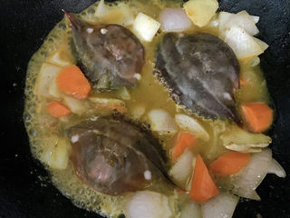 15、咖喱梭子蟹,加入生蟹壳和炸好的蟹块。(蟹壳带膏和一些汁水,怕炸的时候喷溅厉害,所以直接入锅煮)