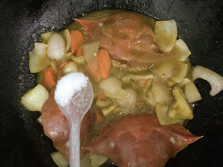 16、咖喱梭子蟹,觉得不够下饭的,还可以加一些盐。