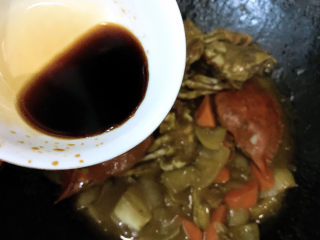 17、咖喱梭子蟹,然后一些冰糖酱油调味。