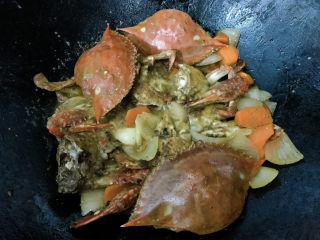 18、咖喱梭子蟹,大火翻炒收汁后,即可出锅。