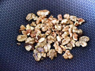 6、核桃酥,锅烧热后，放入核桃仁，小火慢慢炒香。