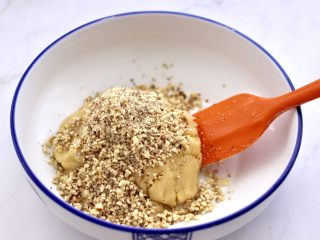 8、核桃酥,这个时候，在碗里加入绞碎的核桃碎。