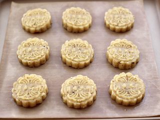 11、核桃酥,再用自己喜欢的模具压出形状，并间隔距离即可，这个时候把烤箱预热，180度预热5分钟。